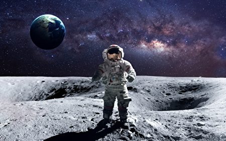Astronauts are in awe and explore the vast universe | Stirlingkit