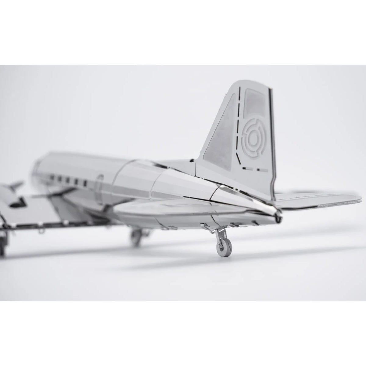 Douglas DC-3 3D Metal Model Kit – DIY Aviation Airplane for Collectors & Desktop Display (146PCS)