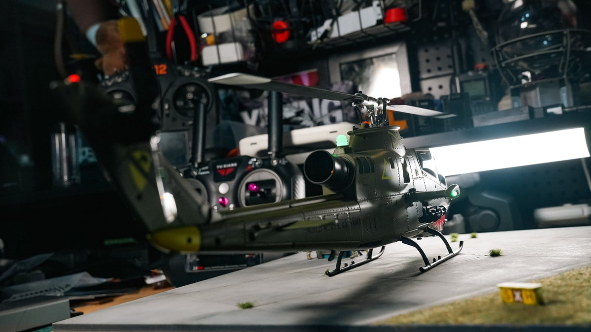 YU XIANG F112S AH-1 Cobra Attack RC Helicopter 2.4G 9CH 200 Class Military Airplane RTF - stirlingkit